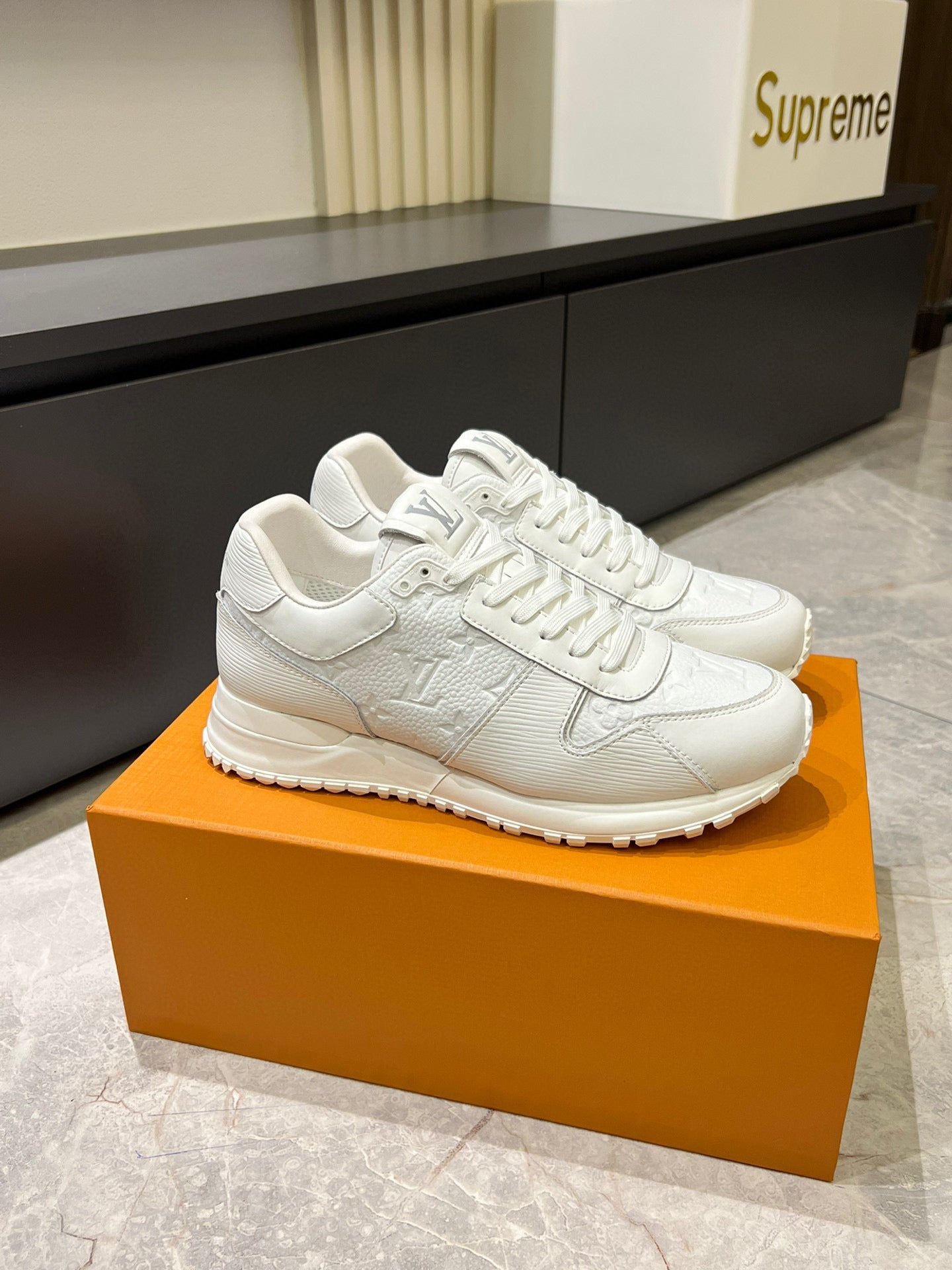 LOUIS VUITTON Run Away White