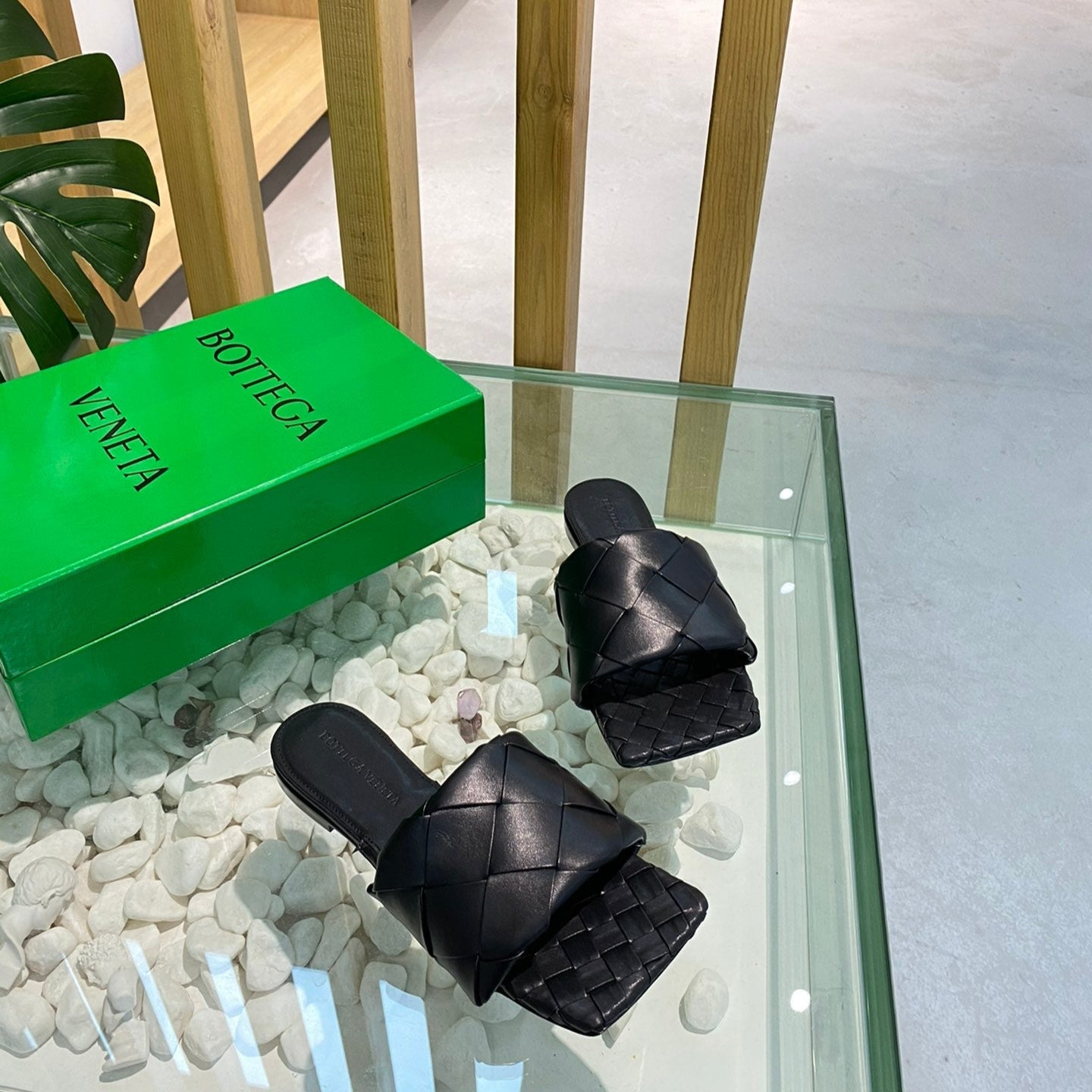 Sandália Bottega Veneta Plana Lido Black
