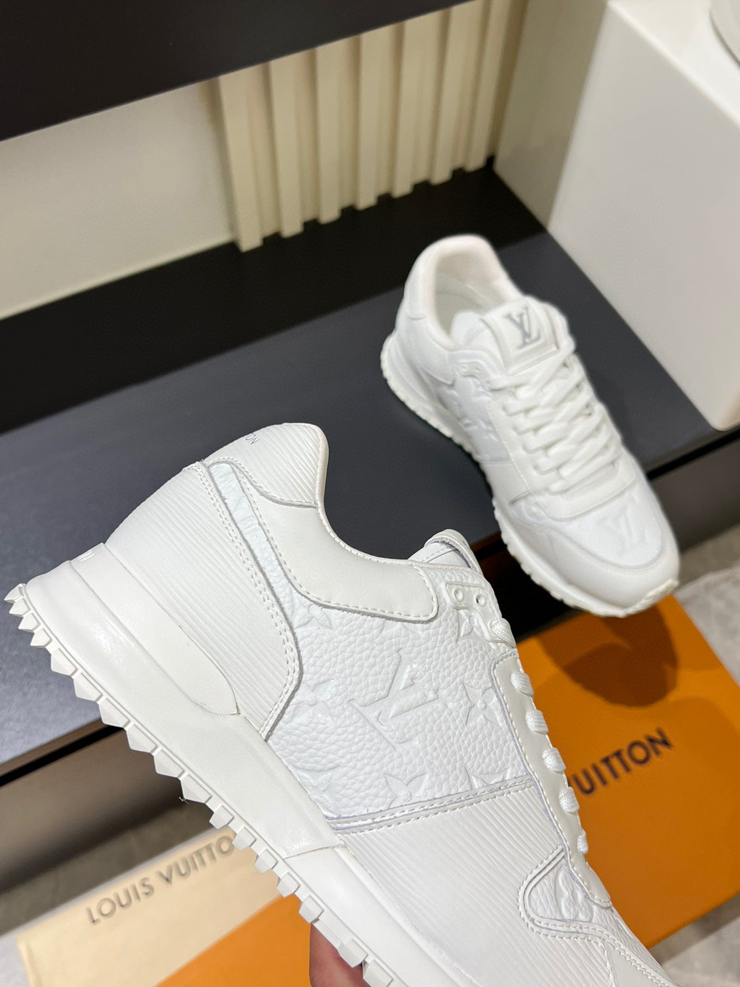 LOUIS VUITTON Run Away White