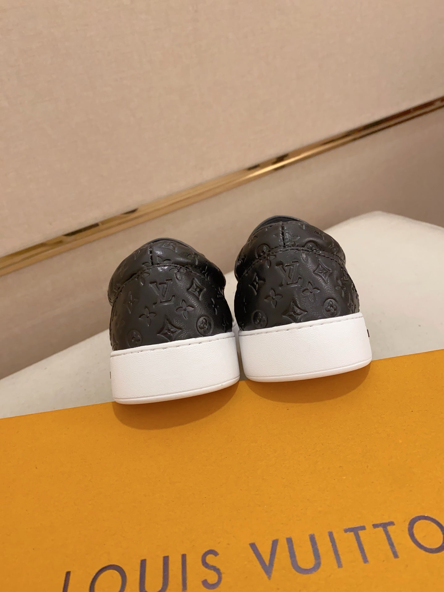 Lv Slip on Leather Black