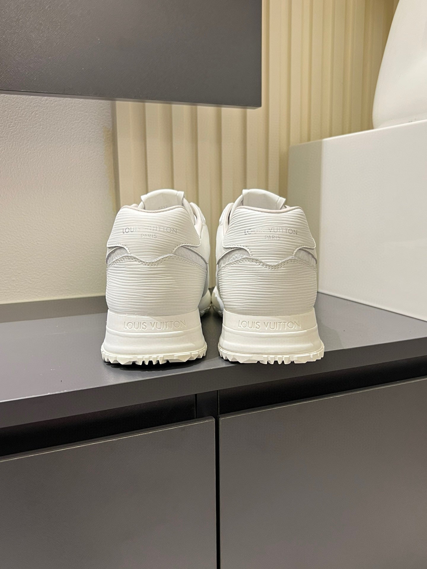 LOUIS VUITTON Run Away White