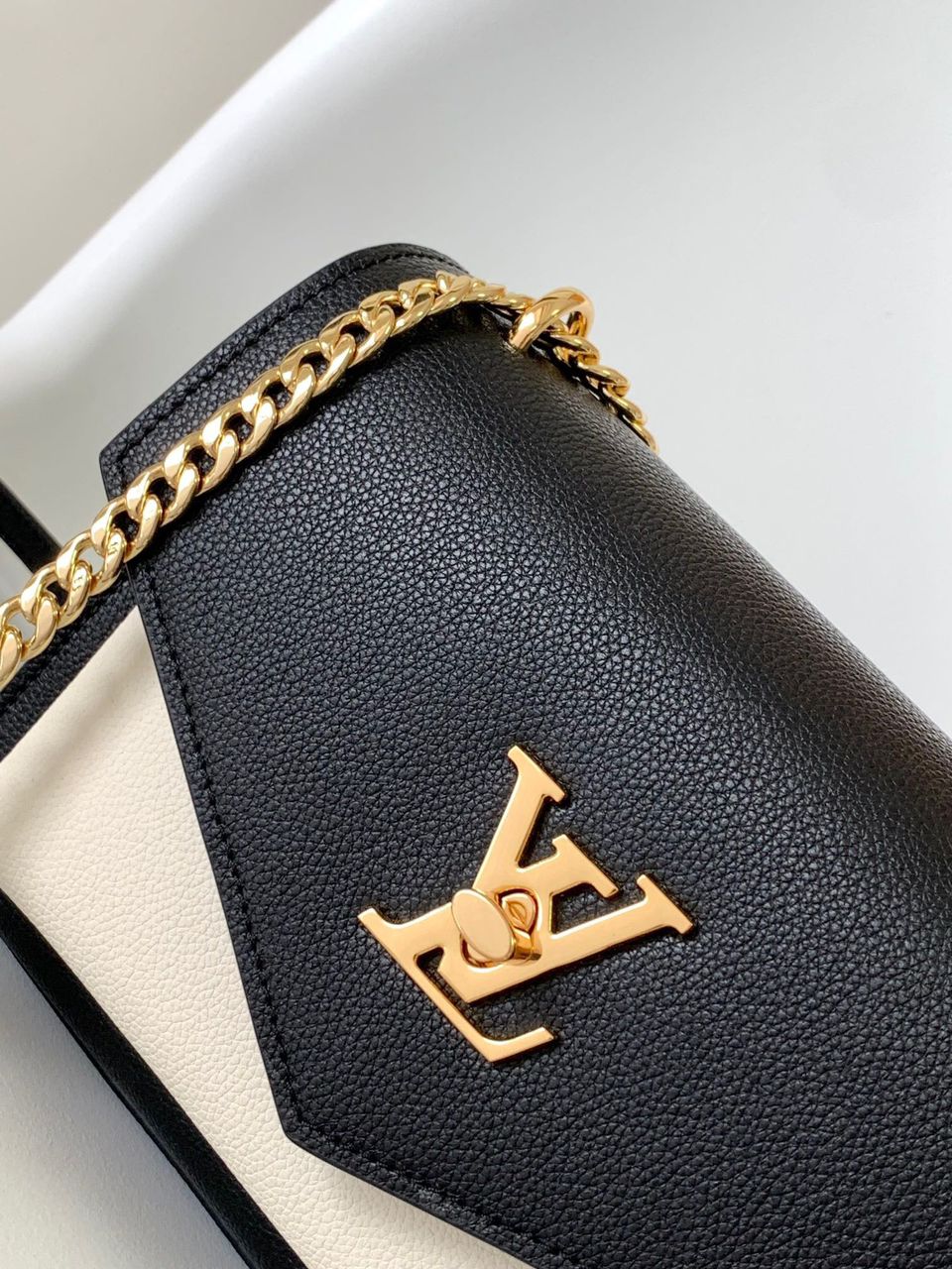 Bolsa LV Soft Calfskin Mylockme Chain Bag BB Black Creme