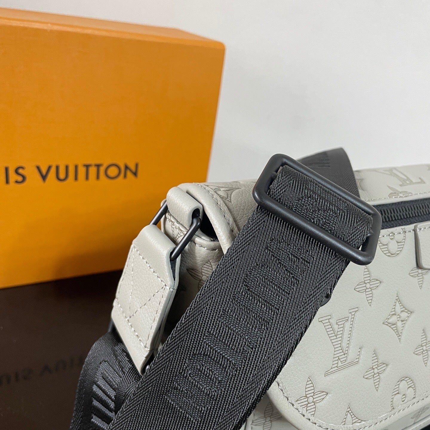 Bag LV Monogram Shadown Pulse Bag