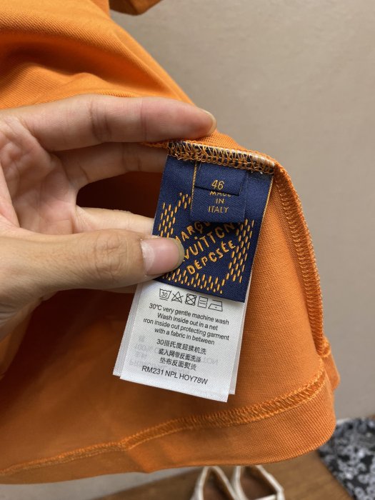 Camiseta Louis Vuitton Orange Relevo Logo
