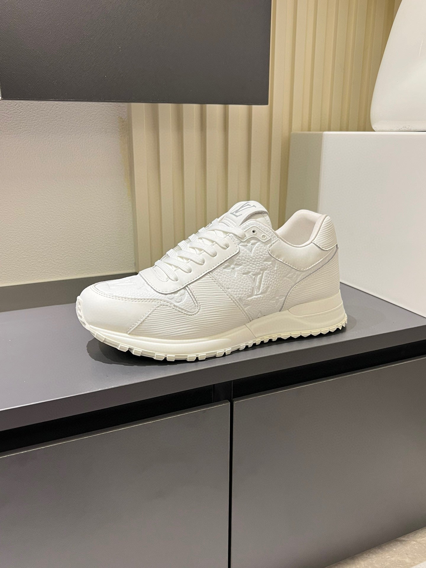 LOUIS VUITTON Run Away White