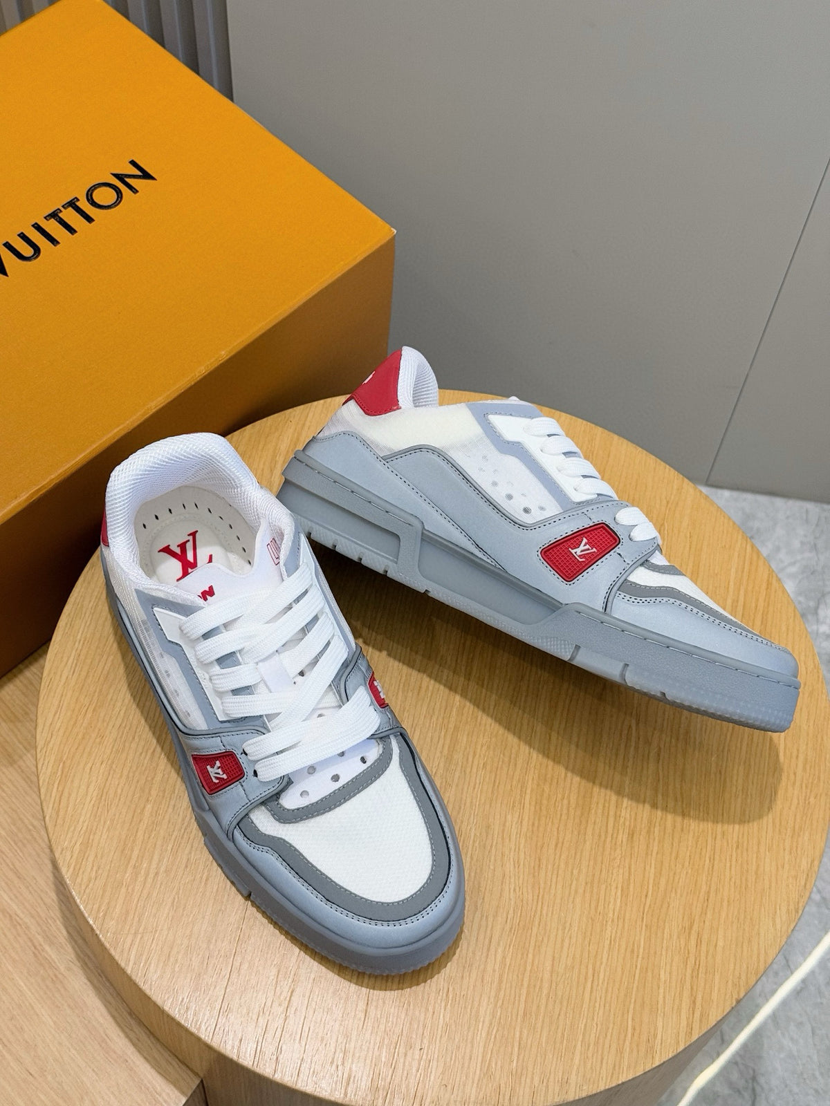 Tênis LOUIS VUITTON  Trainer Sneaker in White and Graphite Mesh with Red Accents