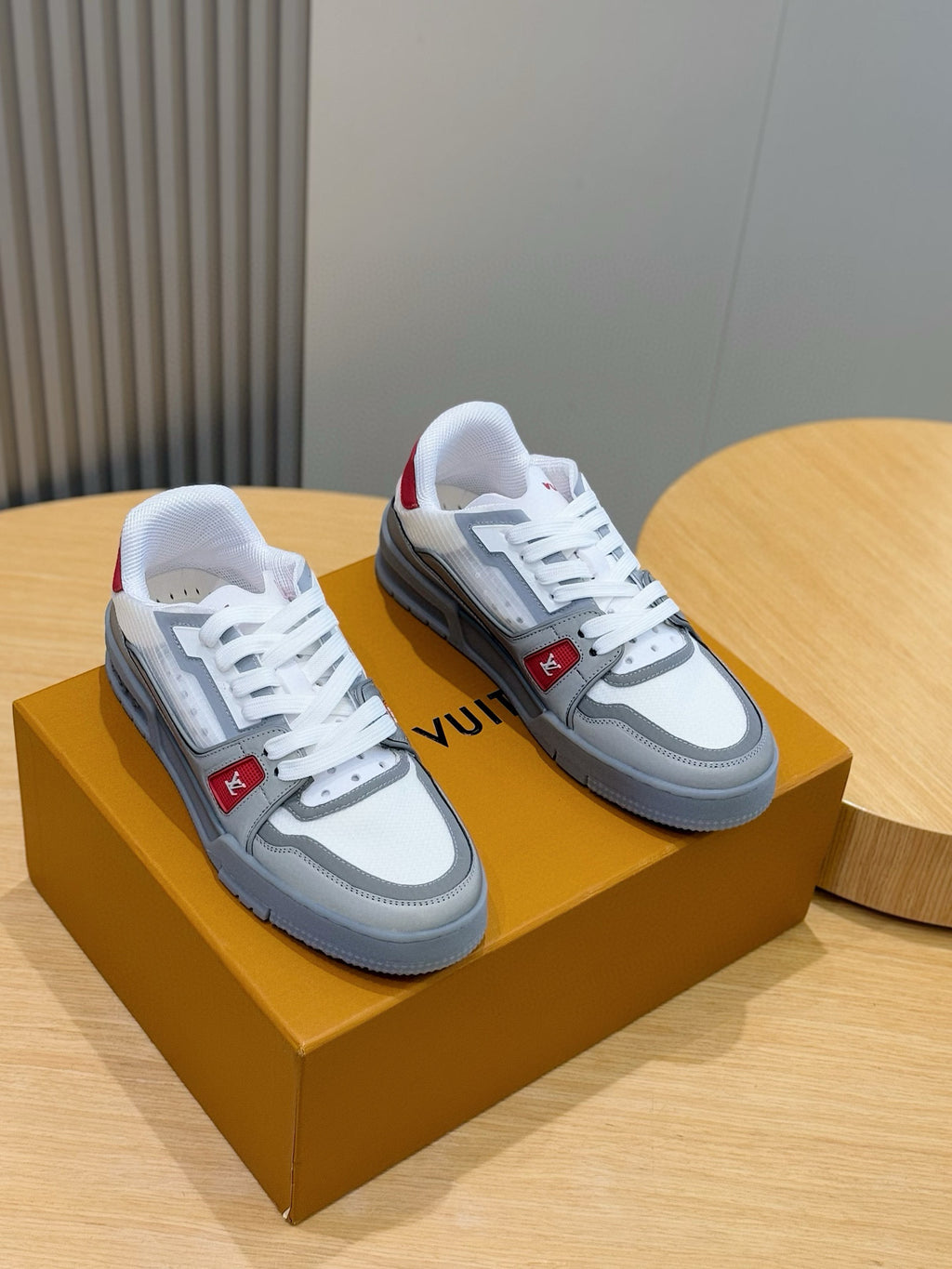 Tênis LOUIS VUITTON  Trainer Sneaker in White and Graphite Mesh with Red Accents