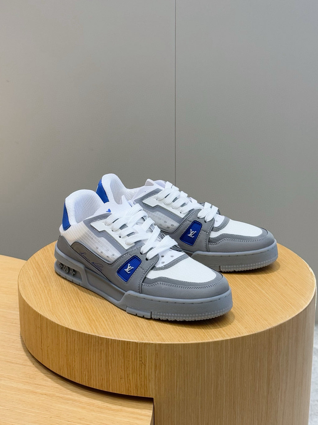 Tênis LOUIS VUITTON  Trainer Sneaker in White and Graphite Mesh with Blue Accents