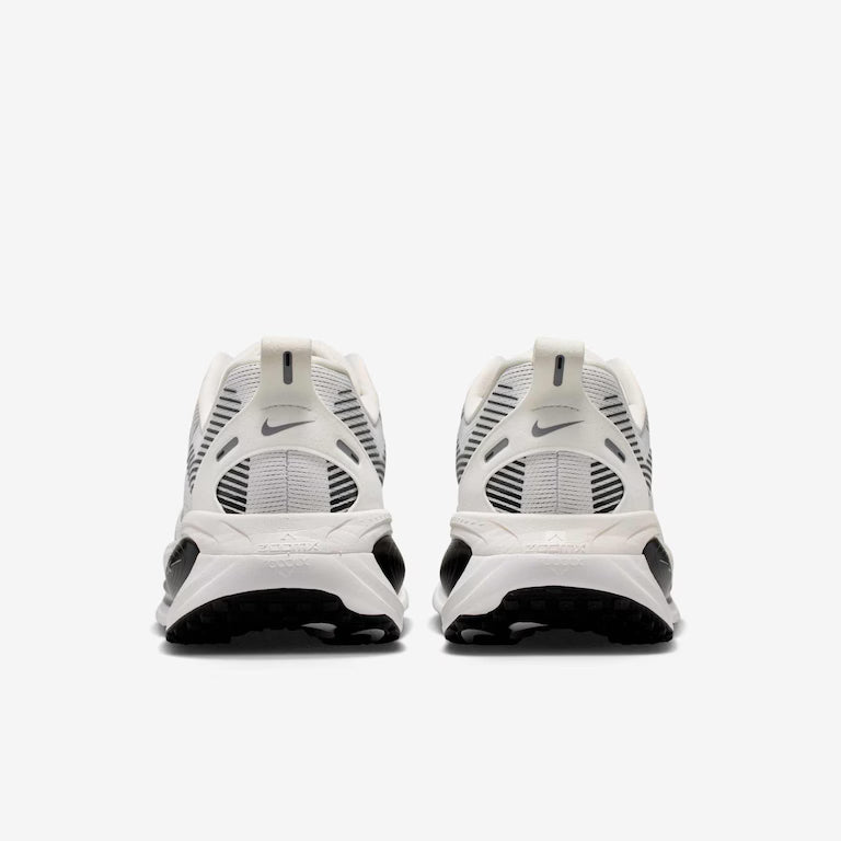Tênis Nike Vomero 18 White/Black Details