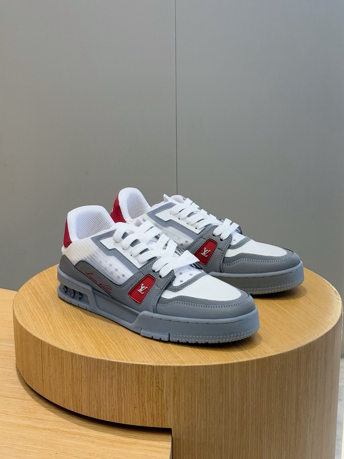 Tênis LOUIS VUITTON  Trainer Sneaker in White and Graphite Mesh with Red Accents