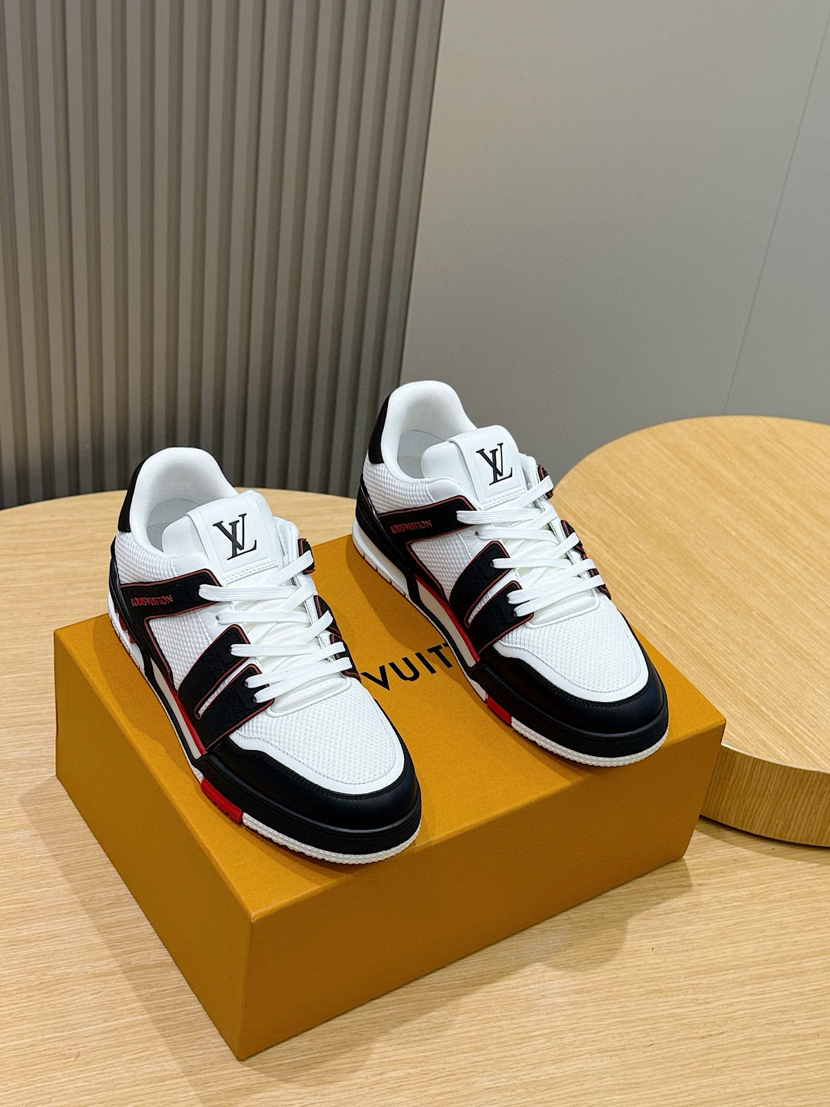 Tênis Louis Vuitton Trainer #54 Low Classic Branco/Preto/Vermeho