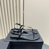 Saint Laurent Sandalia cassandra em couro envernizada
