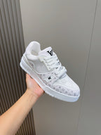 TÊNIS LOUIS VUITTON LV TRAINER MONOGRAM DENIM WHITE DETAILS BLACK