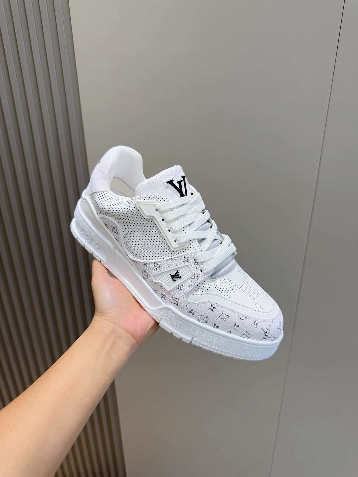TÊNIS LOUIS VUITTON LV TRAINER MONOGRAM DENIM WHITE DETAILS BLACK