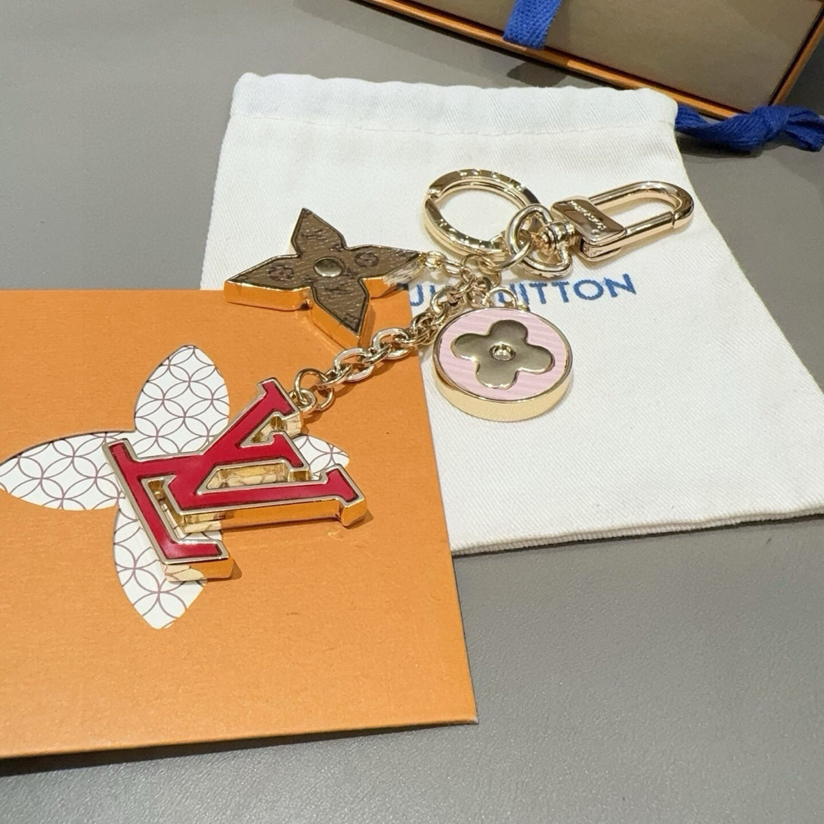 Chaveiro LV Charm de Bolsa Fleur