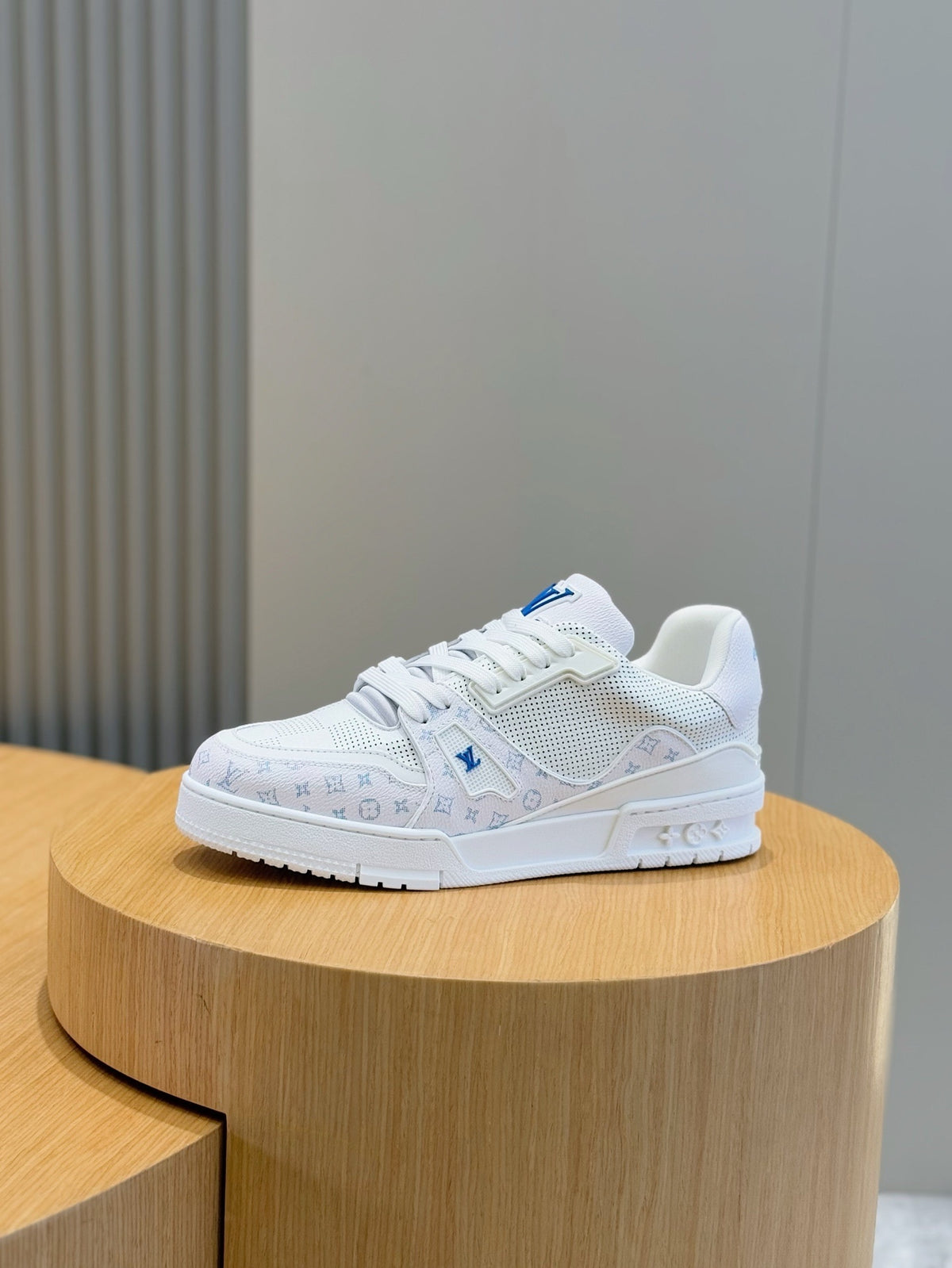TÊNIS LOUIS VUITTON LV TRAINER MONOGRAM DENIM WHITE DETAILS BLUE