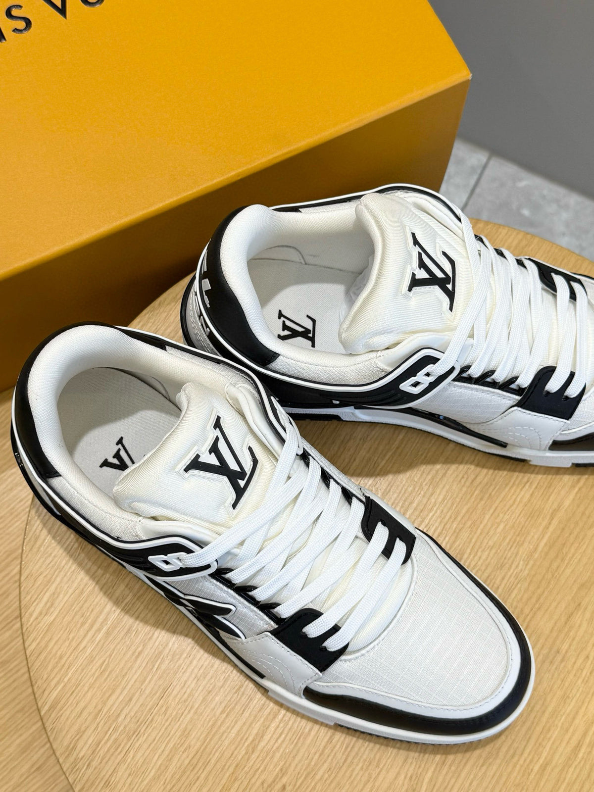 TÊNIS LOUIS VUITTON #54 TRAINER BLACK WHITE