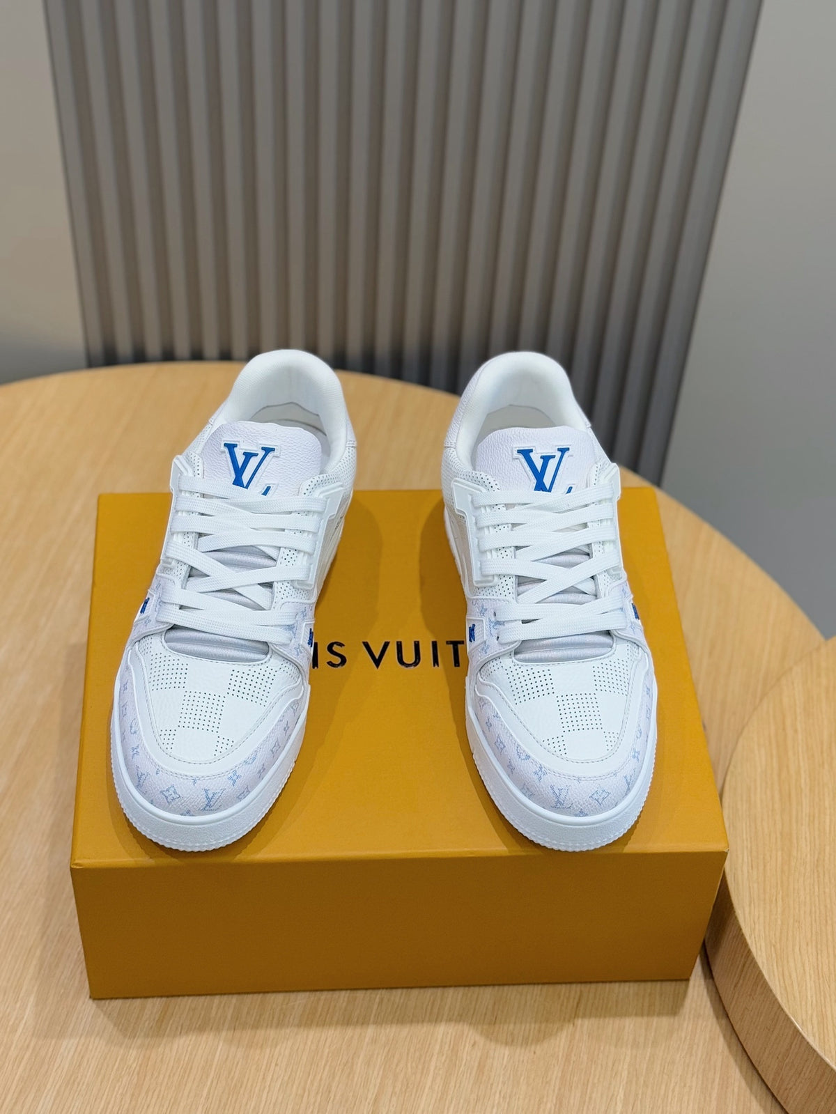 TÊNIS LOUIS VUITTON LV TRAINER MONOGRAM DENIM WHITE DETAILS BLUE