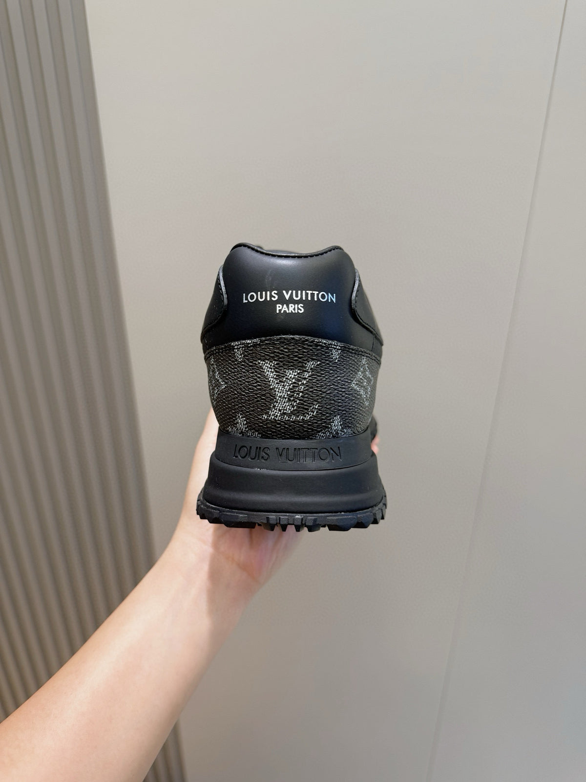 Tênis Louis Vuitton Run Away Black/Grey Monogram