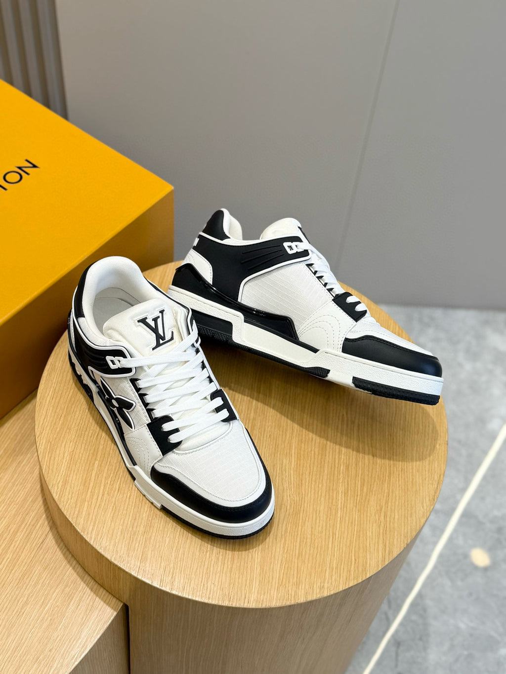 TÊNIS LOUIS VUITTON #54 TRAINER BLACK WHITE