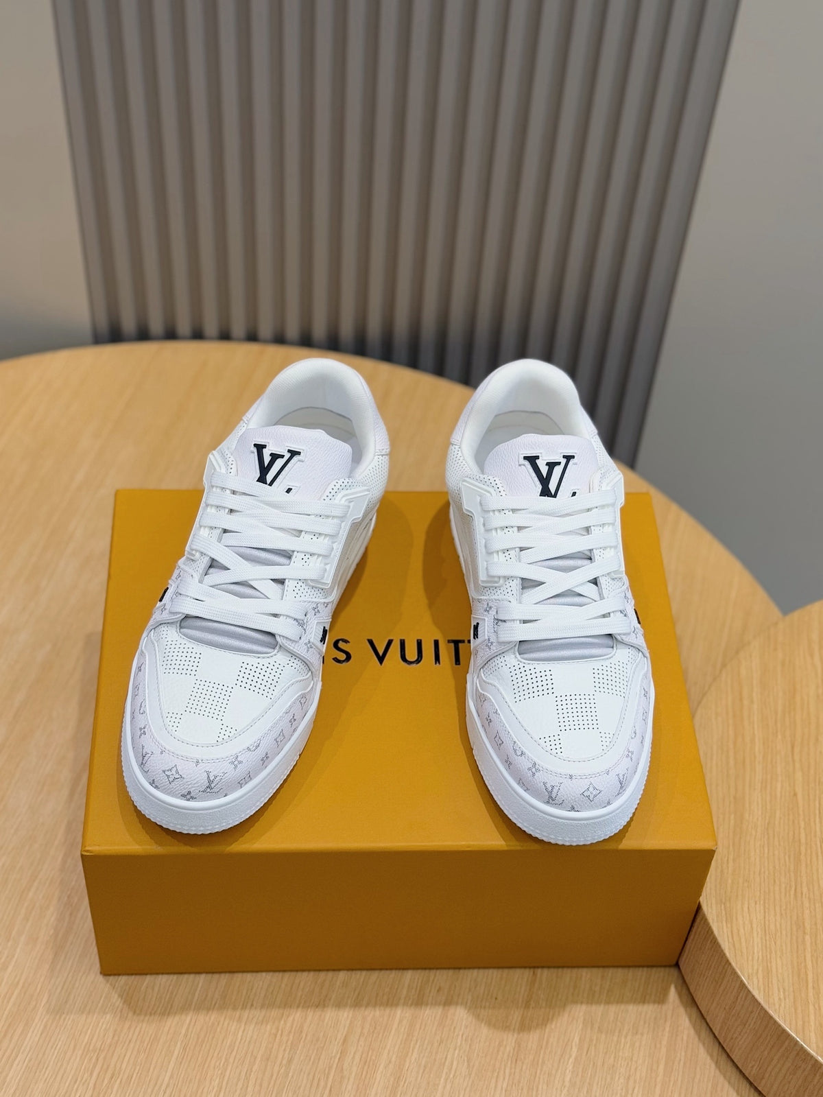 TÊNIS LOUIS VUITTON LV TRAINER MONOGRAM DENIM WHITE DETAILS BLACK
