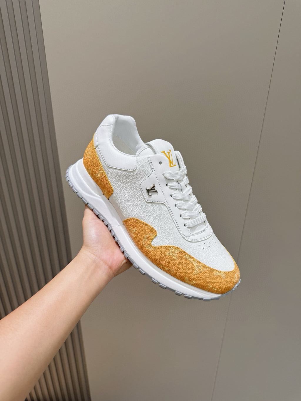 Tênis Louis Vuitton Run Away White/Orange Monogram