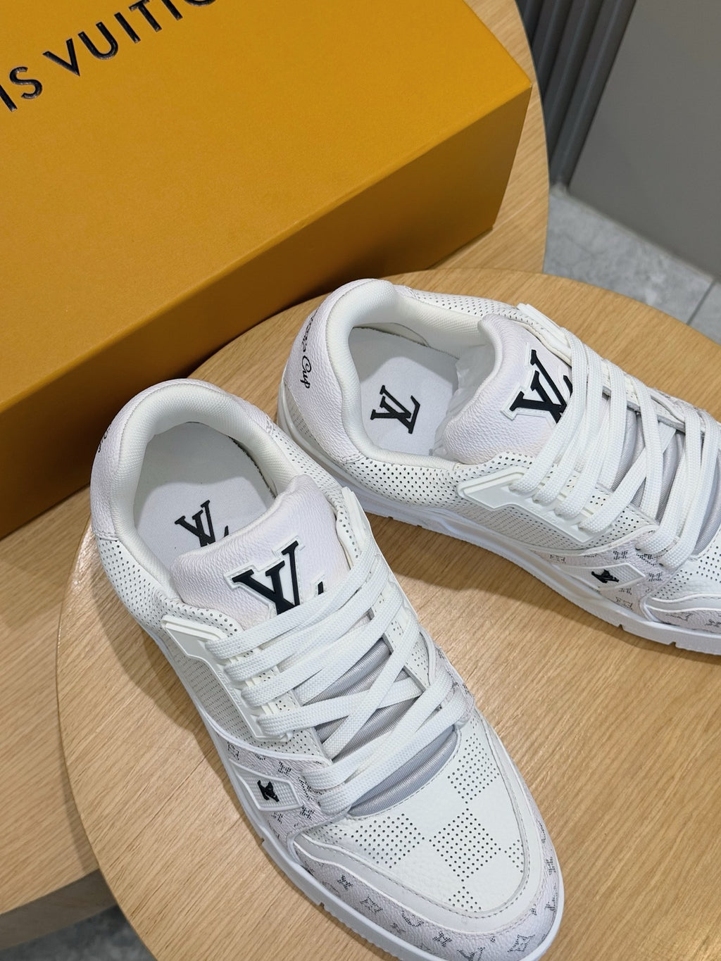 TÊNIS LOUIS VUITTON LV TRAINER MONOGRAM DENIM WHITE DETAILS BLACK
