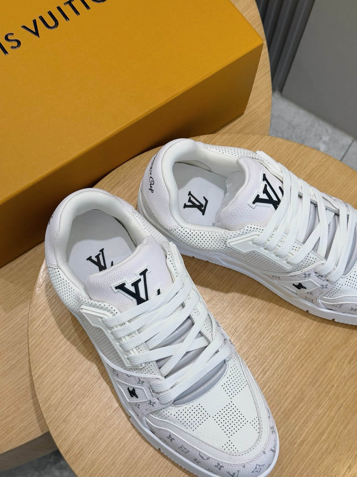 TÊNIS LOUIS VUITTON LV TRAINER MONOGRAM DENIM WHITE DETAILS BLACK