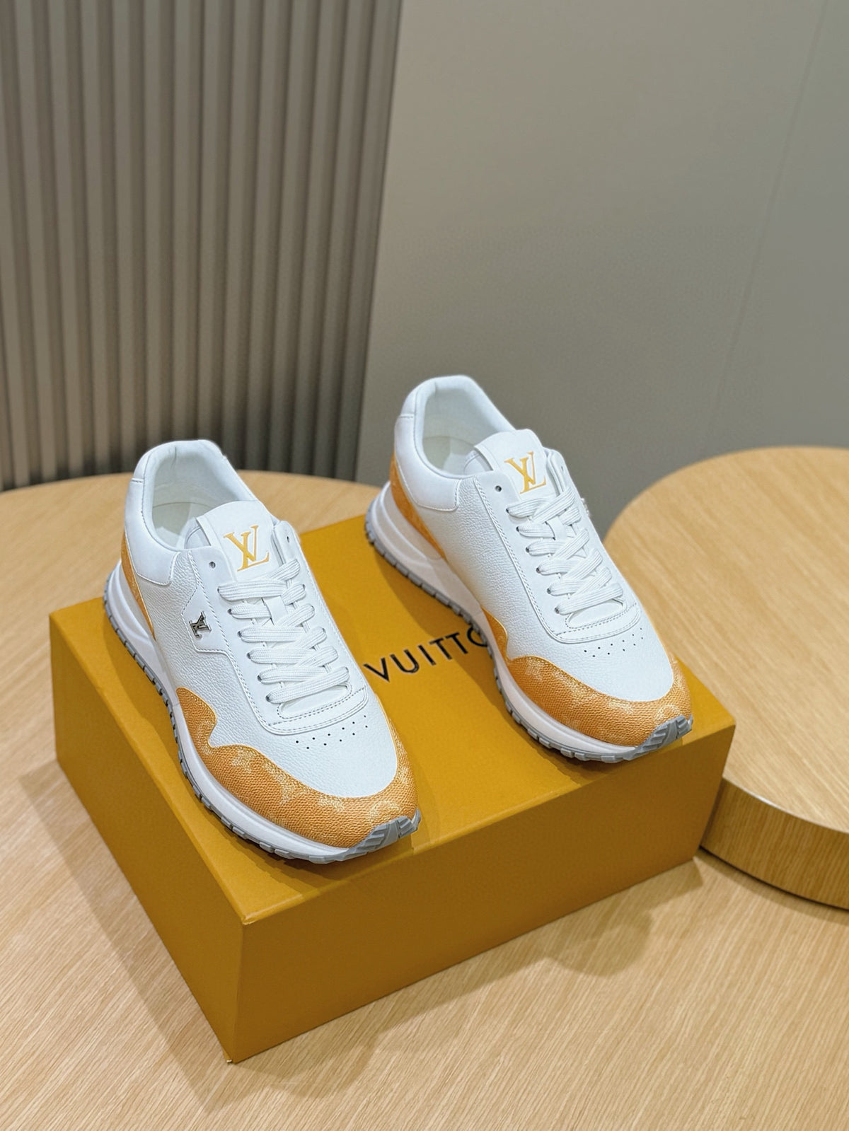 Tênis Louis Vuitton Run Away White/Orange Monogram