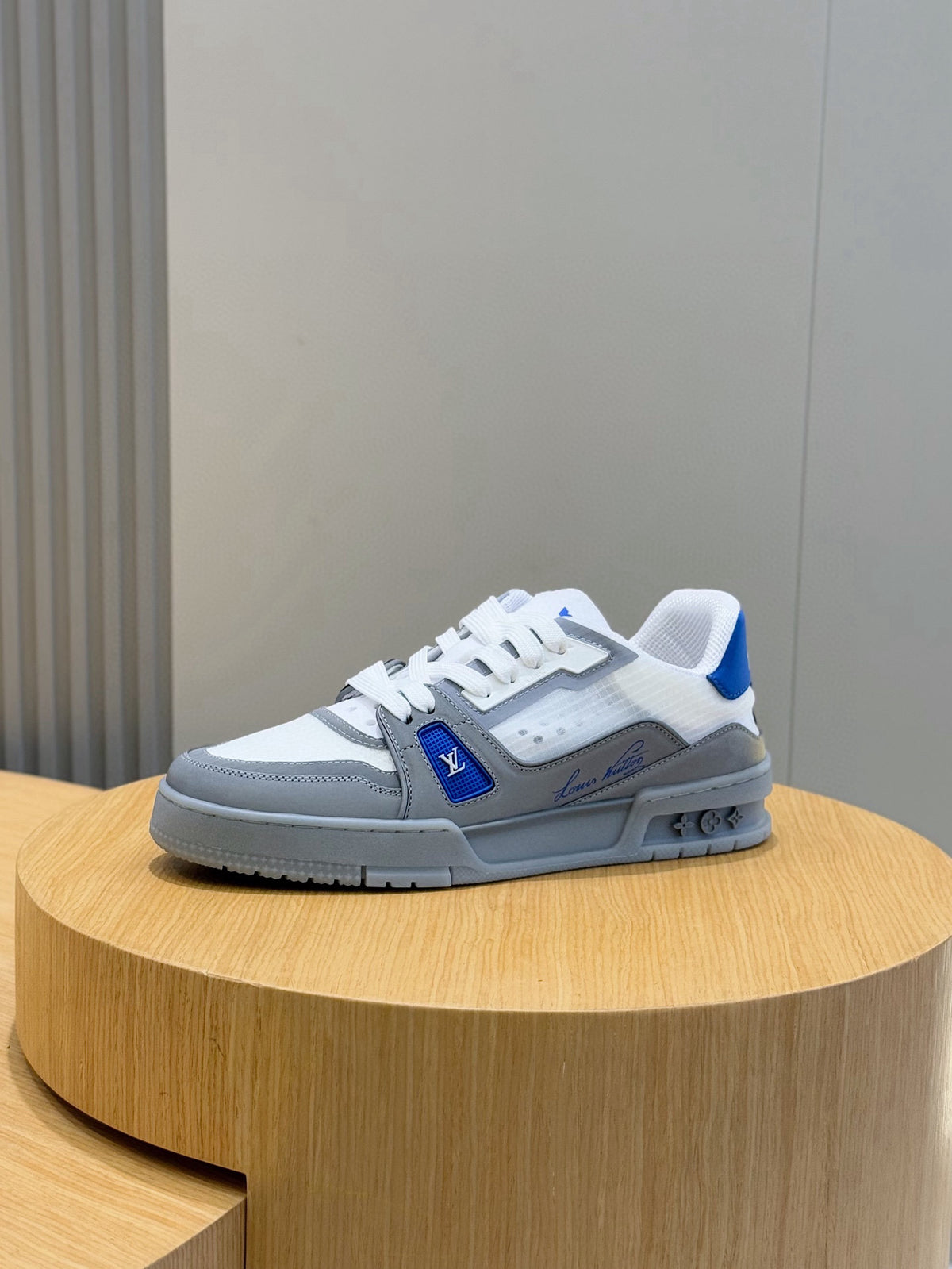 Tênis LOUIS VUITTON  Trainer Sneaker in White and Graphite Mesh with Blue Accents