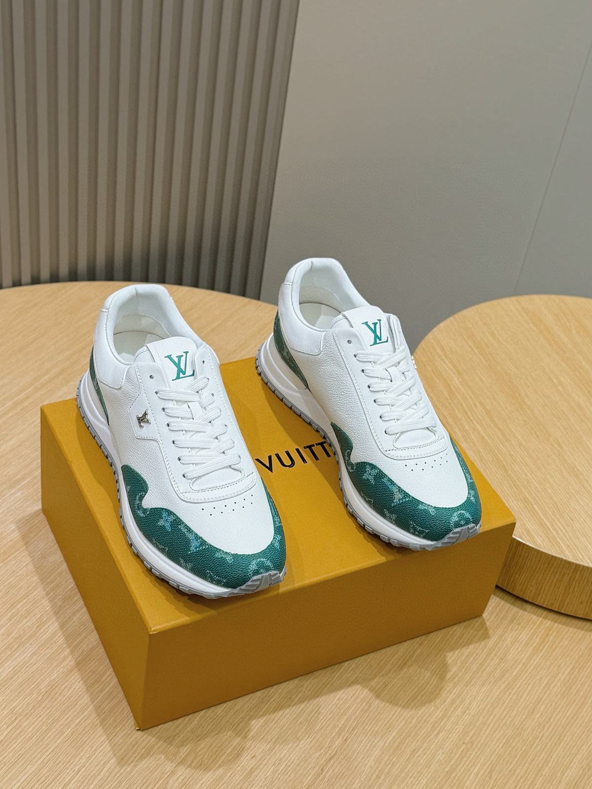 Tênis Louis Vuitton Run Away White/Green Monogram