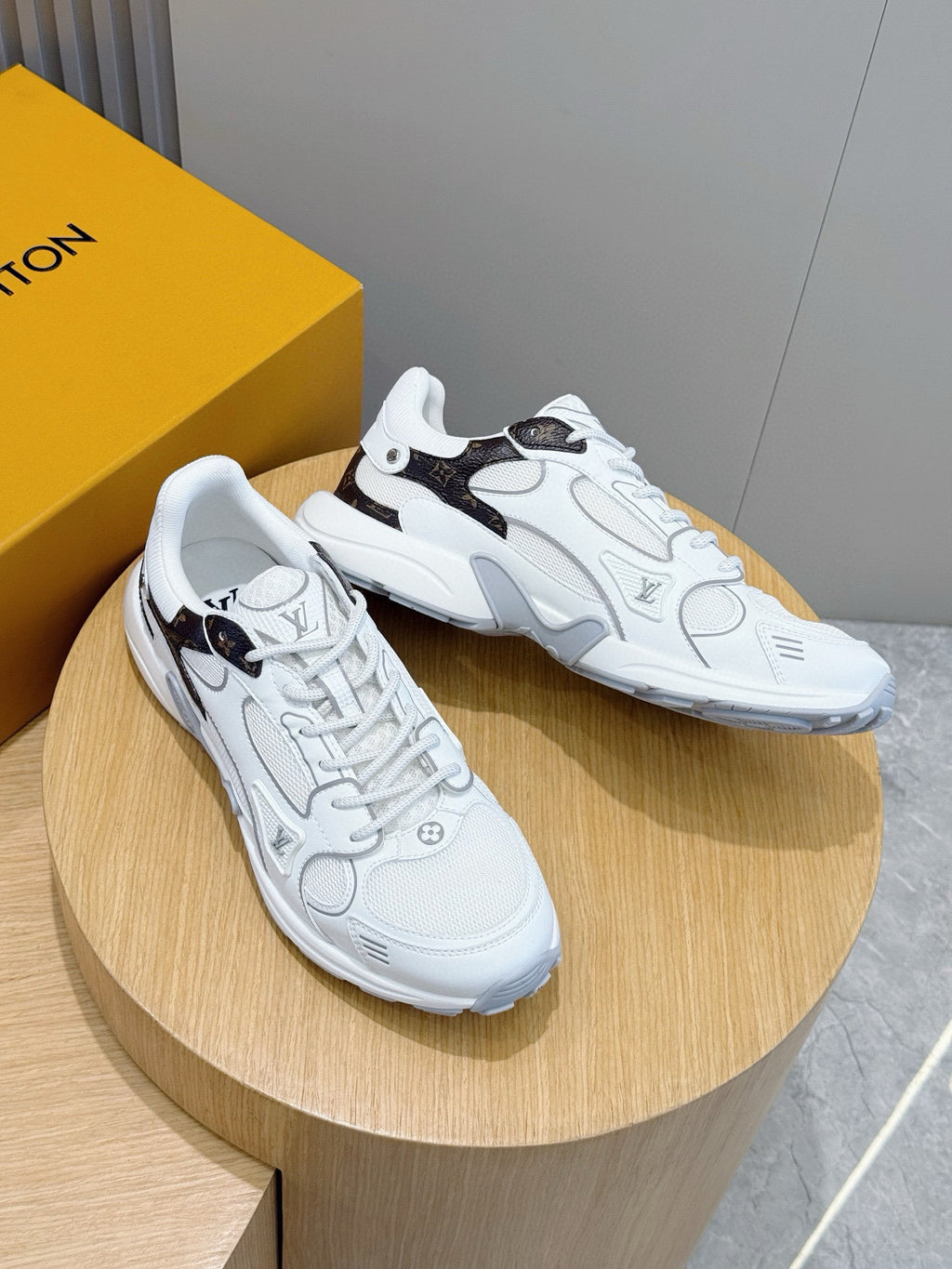 Tênis Louis Vuitton Olympia Women's White Sports Sneaker