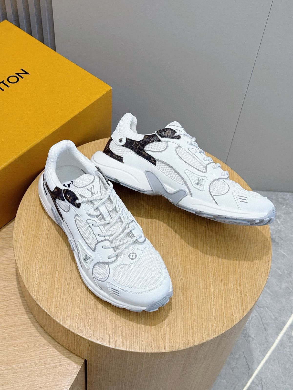Tênis Louis Vuitton Olympia Women's White Sports Sneaker