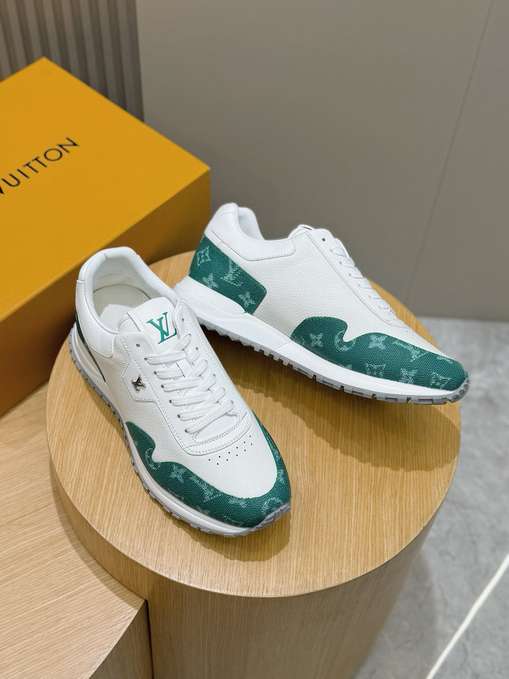 Tênis Louis Vuitton Run Away White/Green Monogram