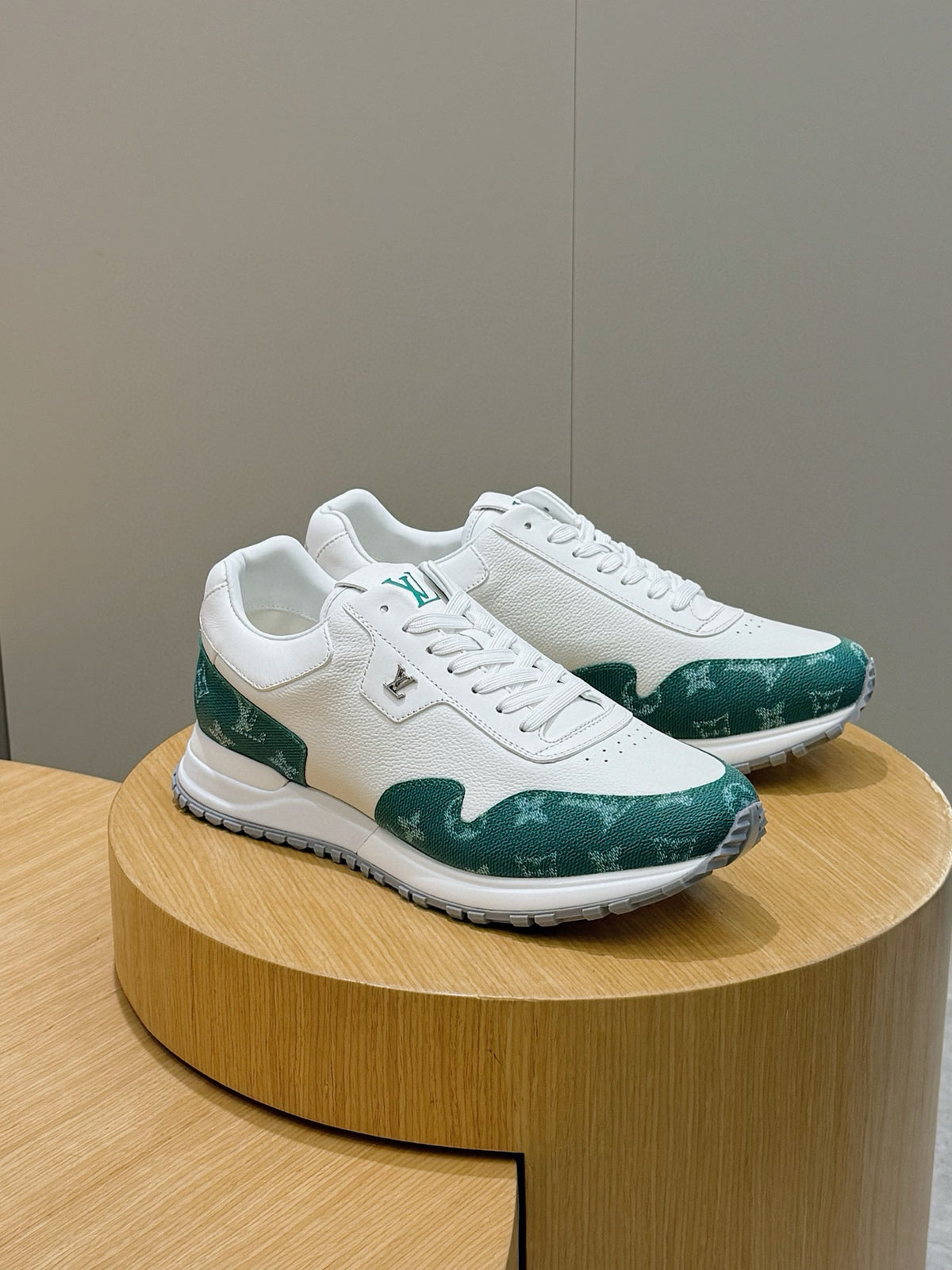 Tênis Louis Vuitton Run Away White/Green Monogram