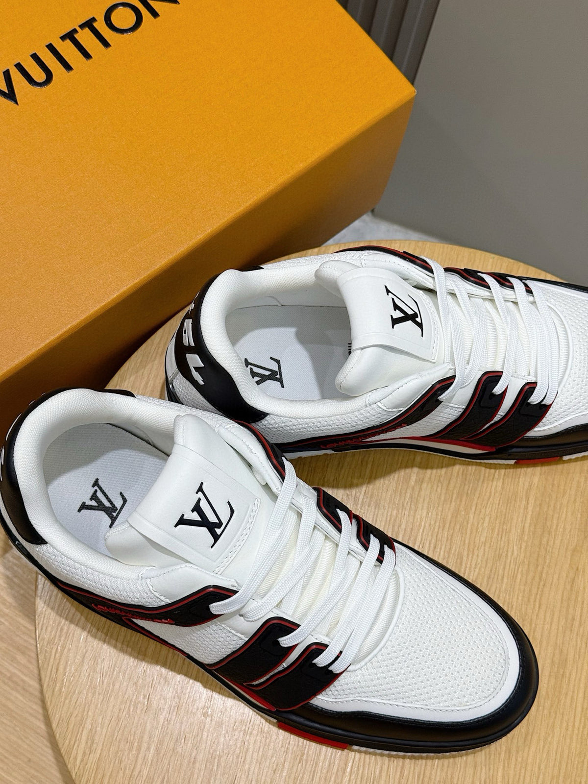 Tênis Louis Vuitton Trainer #54 Low Classic Branco/Preto/Vermeho