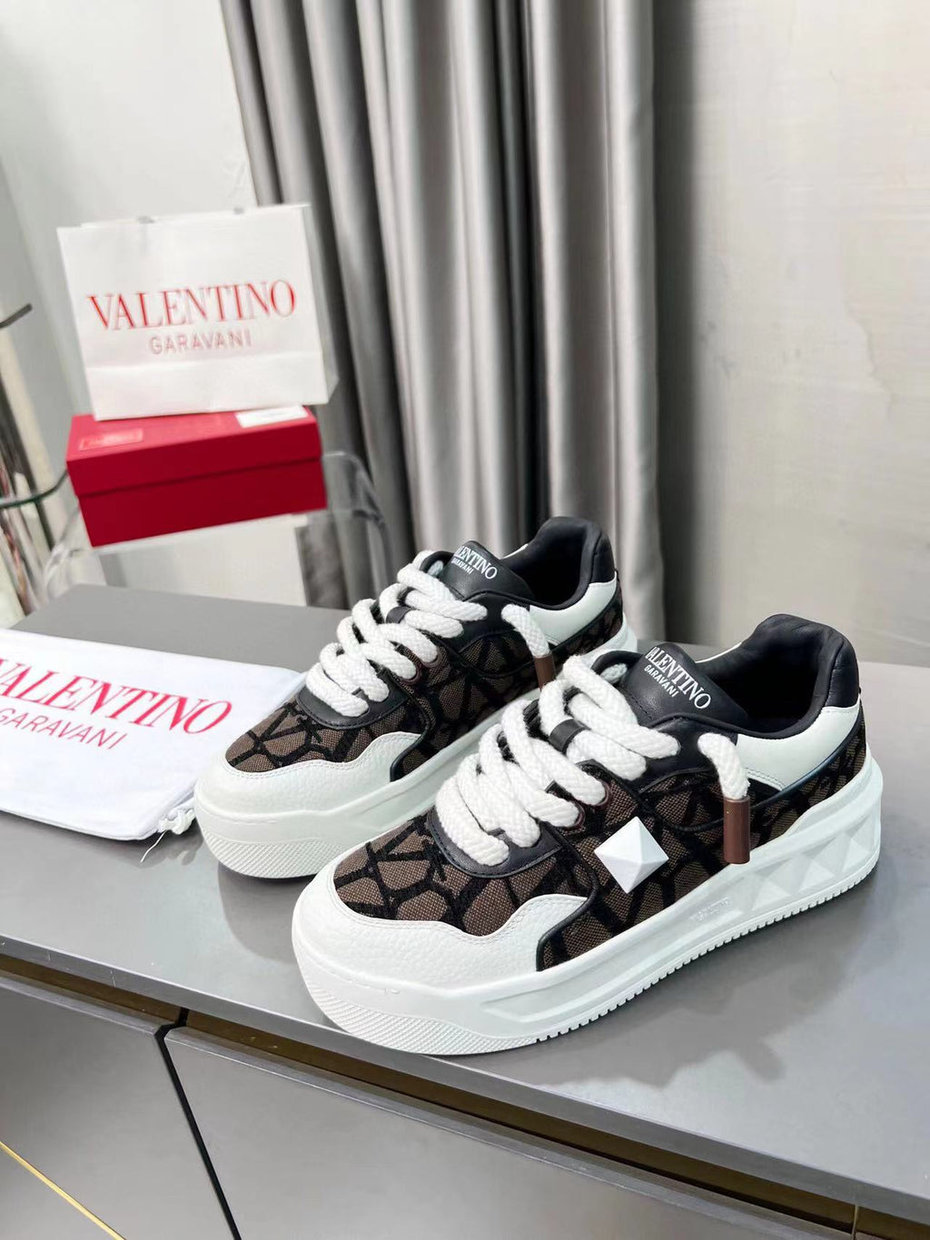 Valentino One Stud XL Brown (Pronta Entrega) Tamanho 42 e 43