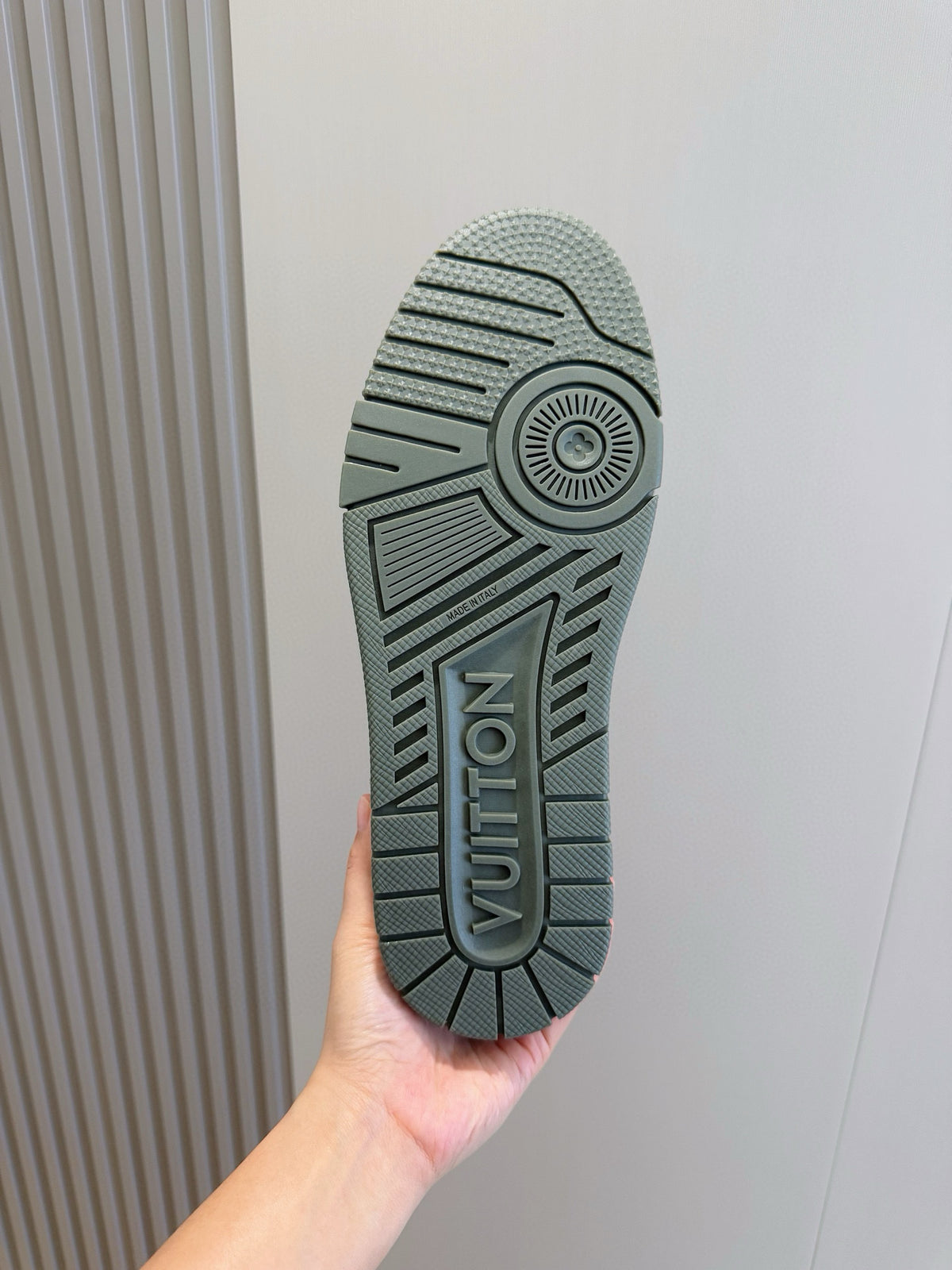 Tênis Louis Vuitton Green Round Toe Low-Top Sneaker