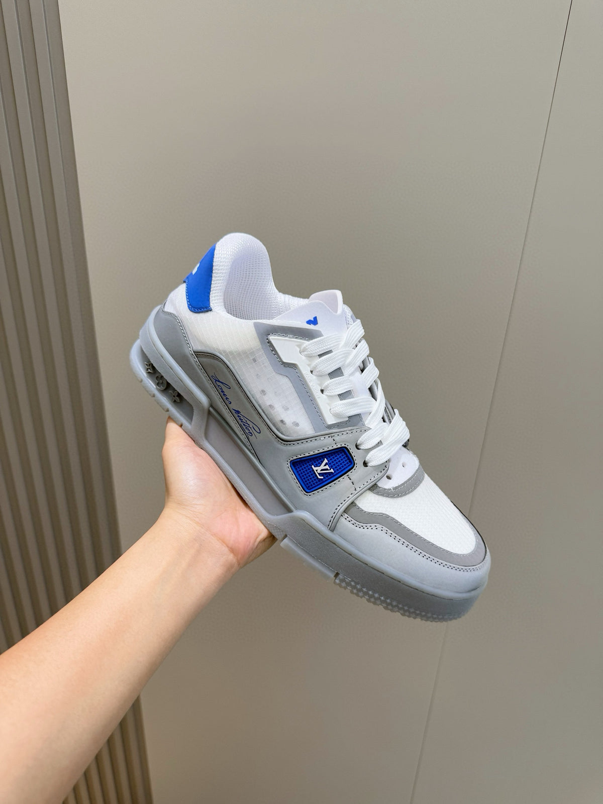 Tênis LOUIS VUITTON  Trainer Sneaker in White and Graphite Mesh with Blue Accents