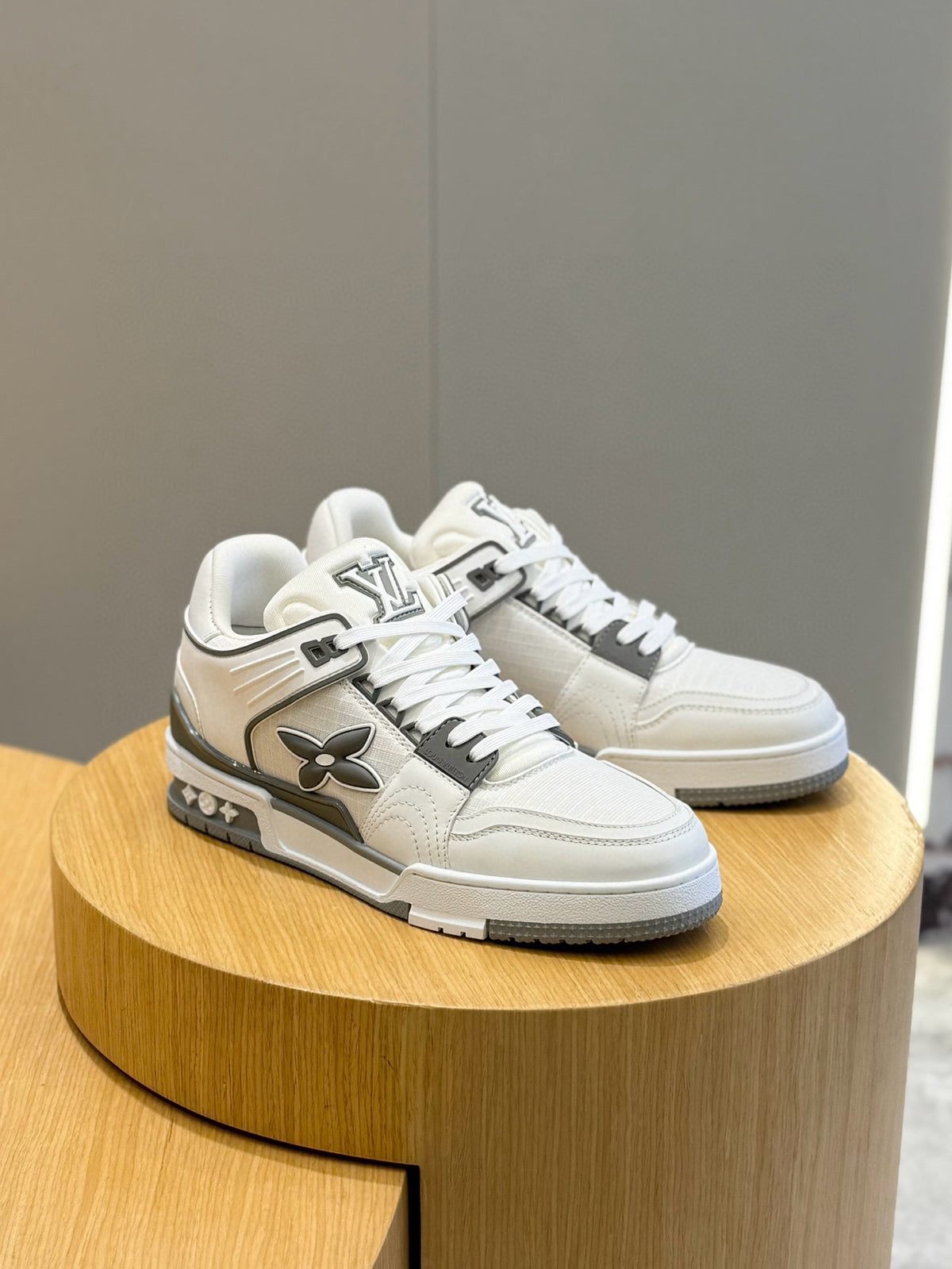 TÊNIS LOUIS VUITTON #54 TRAINER White Grey
