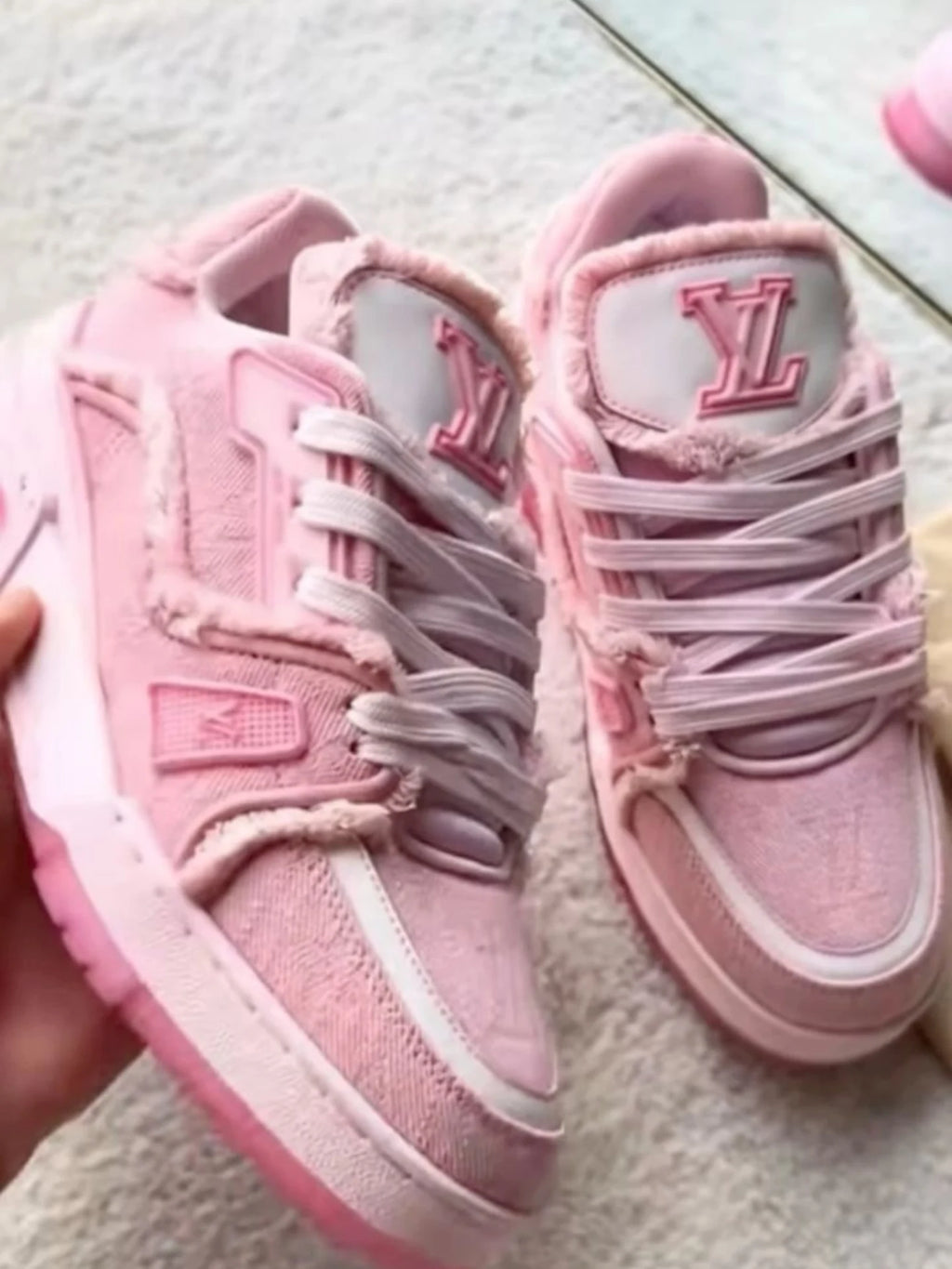 Tênis LV Trainer Jeans Pink