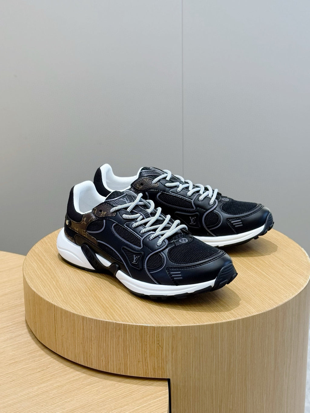 Tênis Louis Vuitton Olympia Women's Black Sports Sneaker