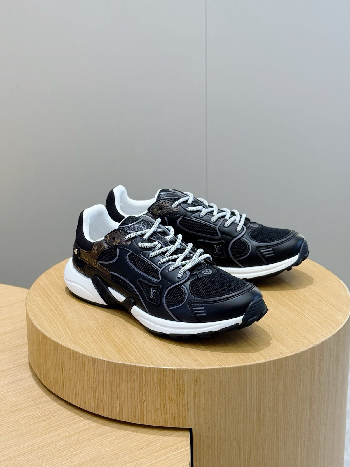 Tênis Louis Vuitton Olympia Women's Black Sports Sneaker