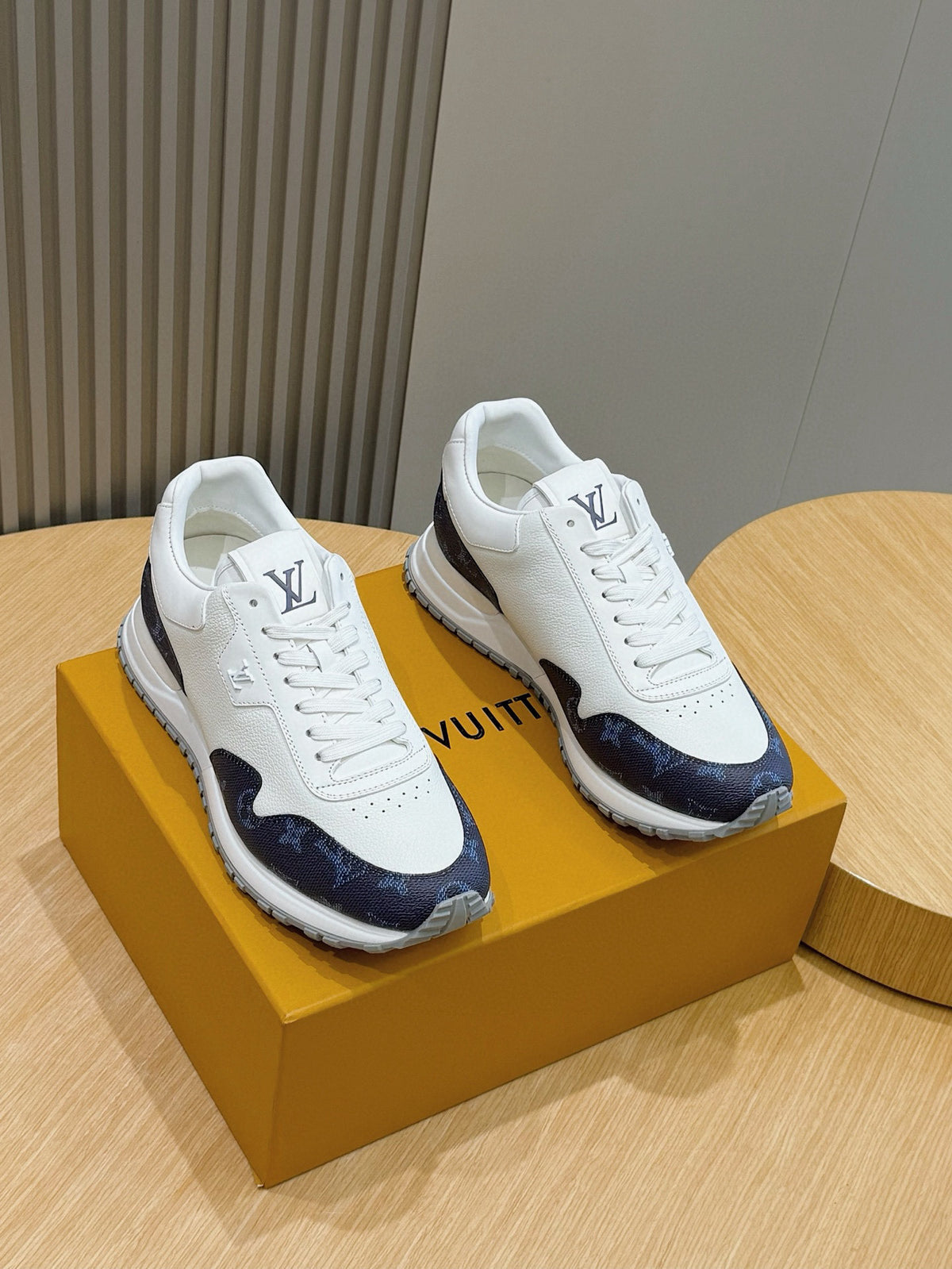 Tênis Louis Vuitton Run Away White/Blue Monogram