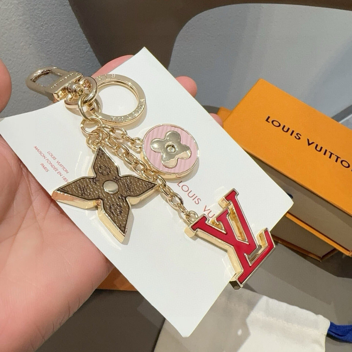 Chaveiro LV Charm de Bolsa Fleur