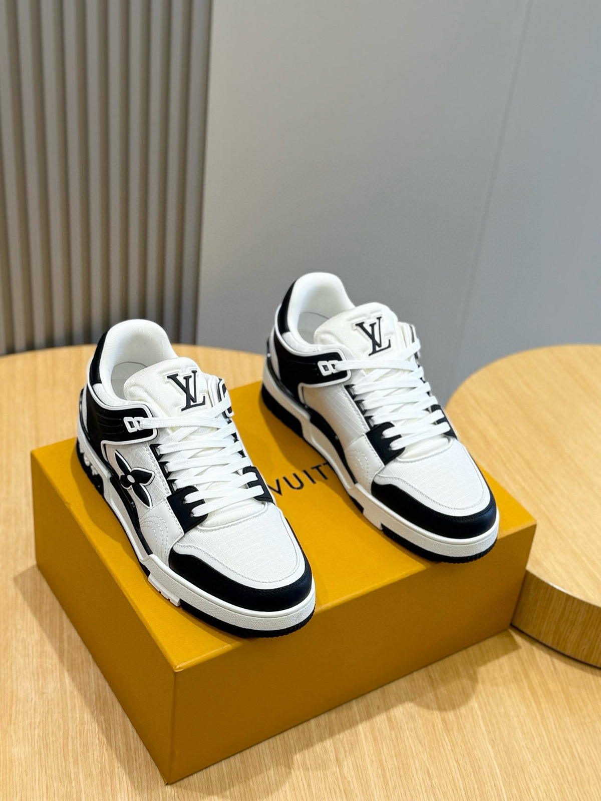 TÊNIS LOUIS VUITTON #54 TRAINER BLACK WHITE