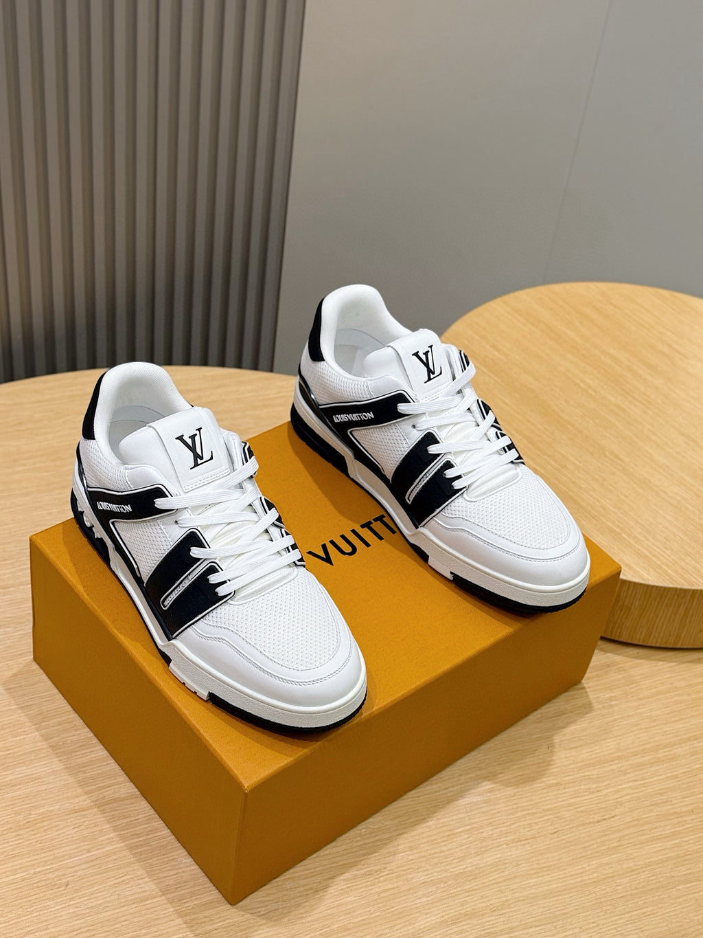 Tênis Louis Vuitton Trainer #54 Low Classic Branco/Preto
