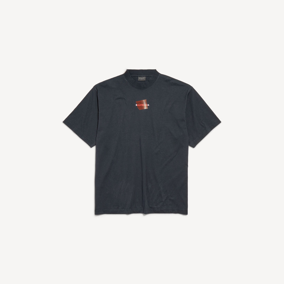 Camiseta Balenciaga Back Medium Fit in Preto Desbotado/branco/vermelho