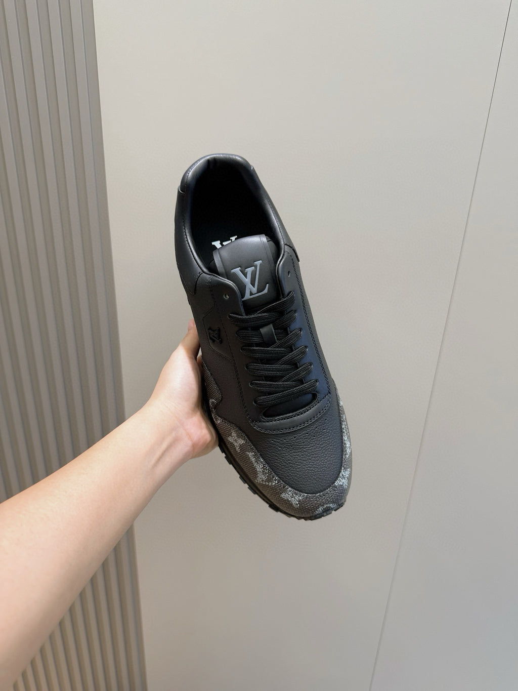 Tênis Louis Vuitton Run Away Black/Grey Monogram