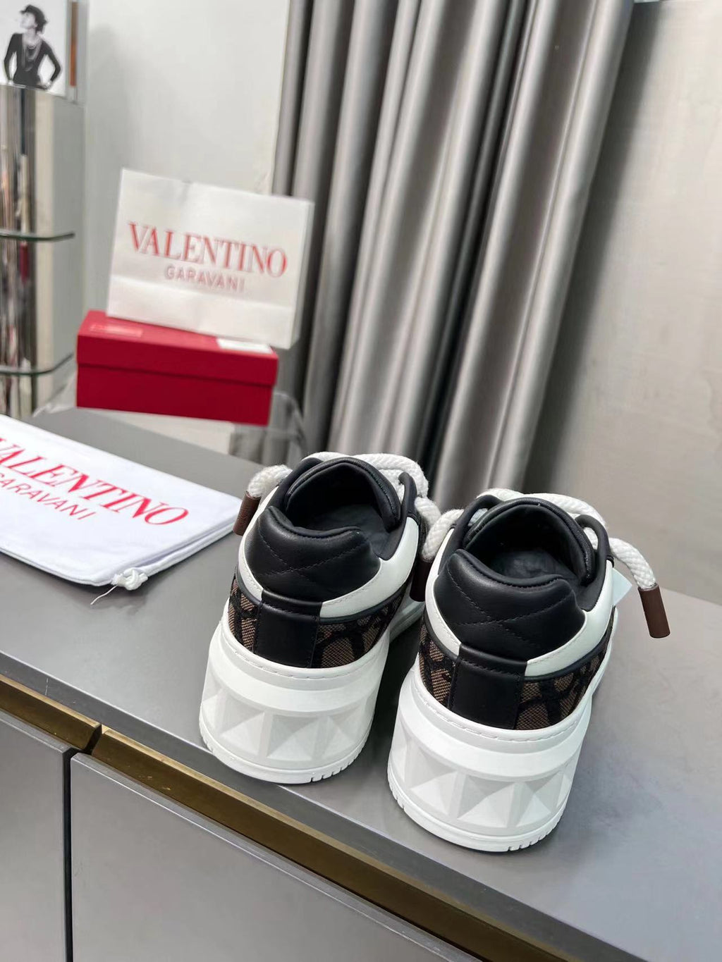 Valentino One Stud XL Brown (Pronta Entrega) Tamanho 42 e 43